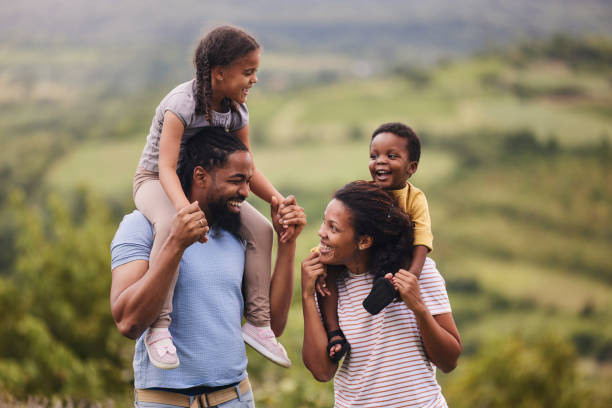 Famille haïtienne souriante et unie